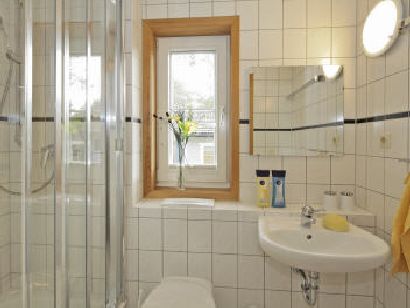 Sauberes und geräumiges Badezimmer