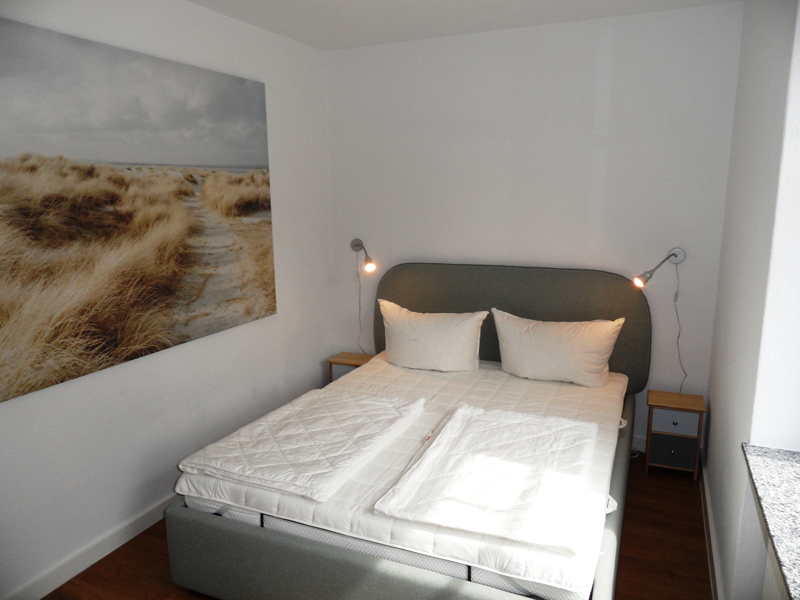Geschmackvoll eingerichtetes Schlafzimmer, Bett 160 x 200 cm