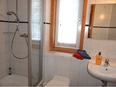 Sauberes und geräumiges Badezimmer